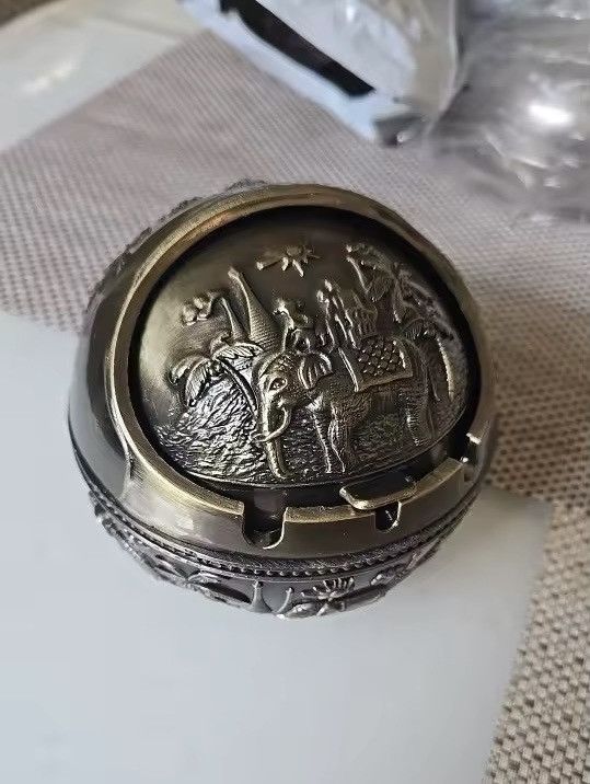 Other Metal Cover Pattern Zinc Alloy Cigarette Ashtray Size ONE SIZE - 6 Thumbnail
