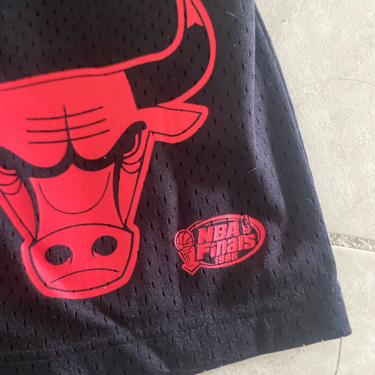 Mitchell & Ness Xl Mitchel & Ness 1996 finals Chicago Bulls shorts Size US 40 / EU 56 - 2 Thumbnail