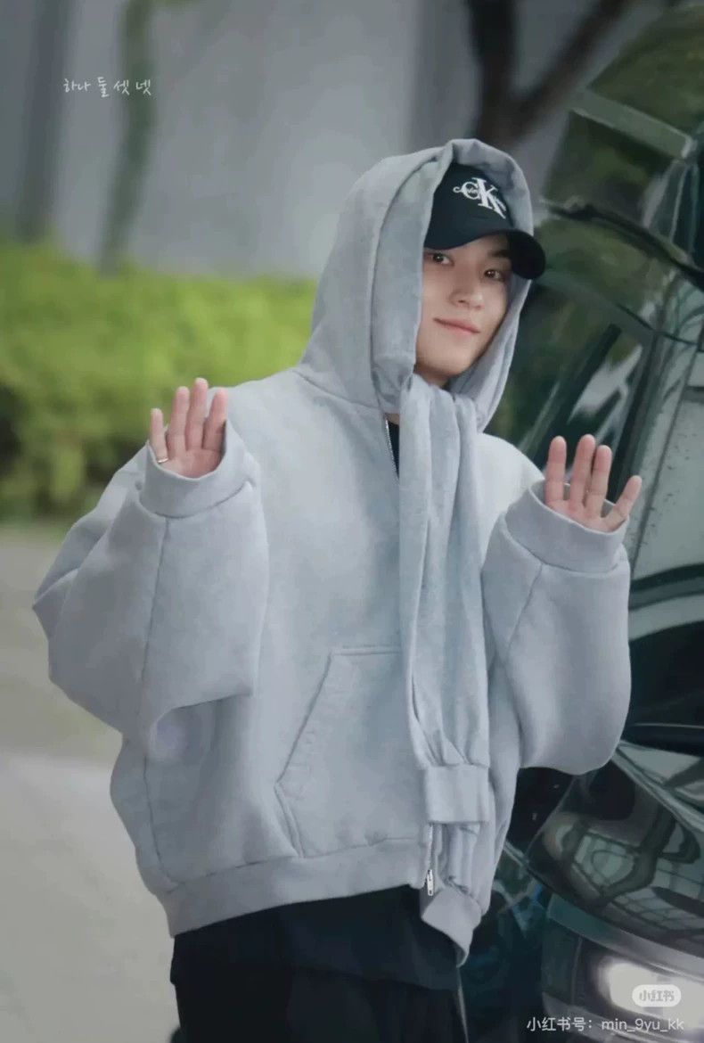 Balenciaga Balenciaga Hood gray four-sleeve coat sweater Size US S / EU 44-46 / 1 - 7 Thumbnail