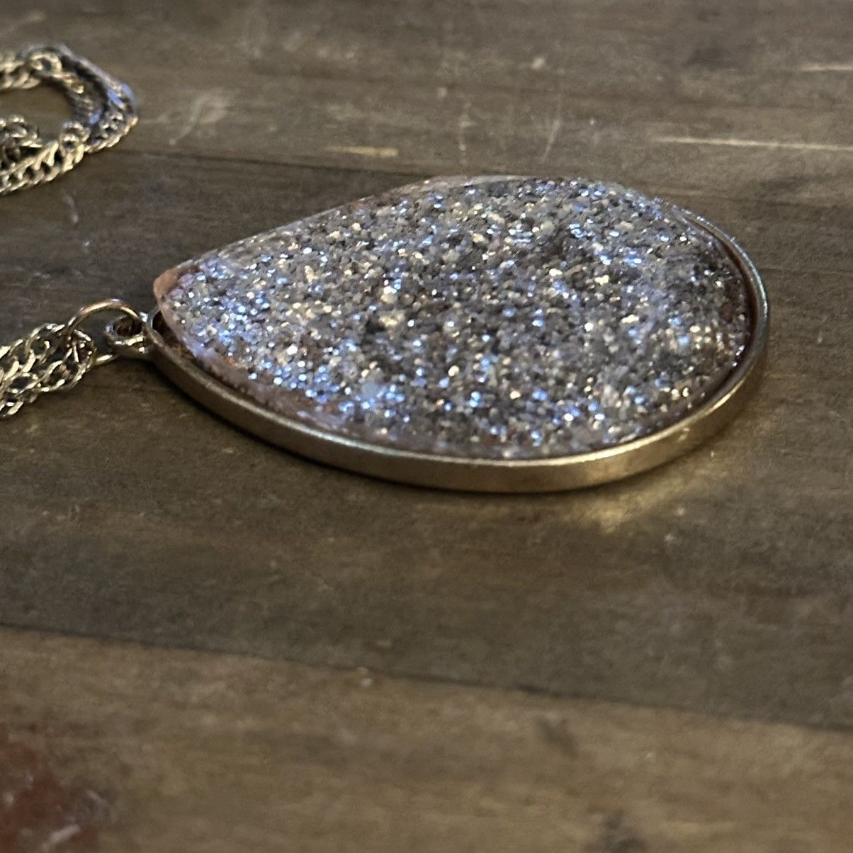 Other Gold tone gold glitter teardrop pendant necklace Size ONE SIZE - 6 Thumbnail