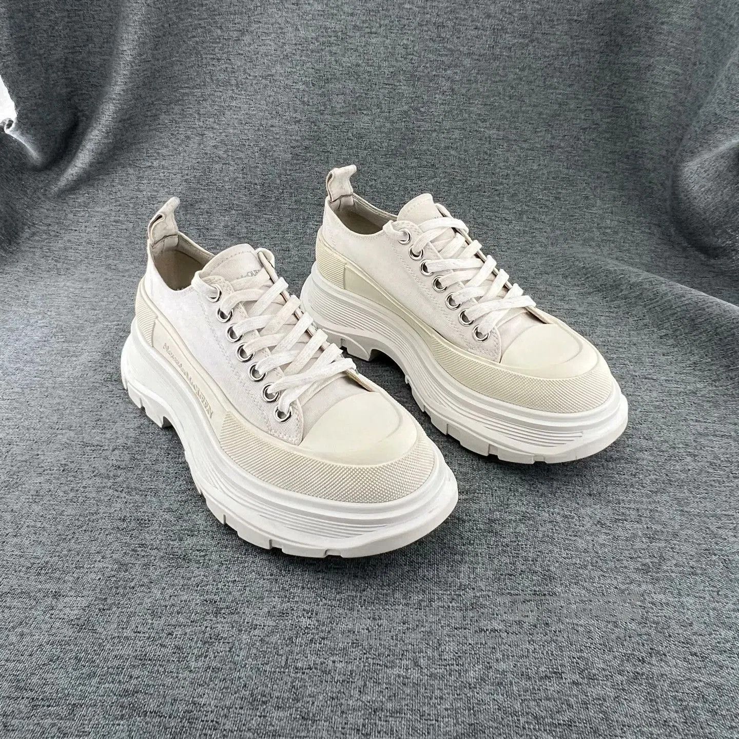 Alexander McQueen Alexander McQueen Low-Top Sneakers. Size US 5 / IT 35 - 6 Thumbnail
