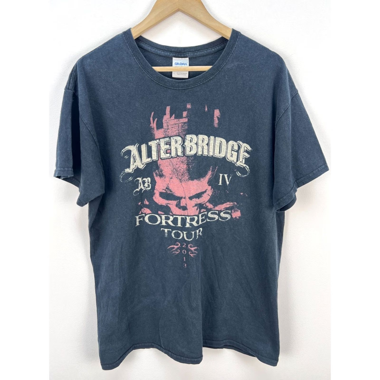 Gildan Alter Bridge 2013 Fortress Tour T-Shirt Metal Band Size L Black Mens T-Shirt Graphic Print Shirt Size US L / EU 52-54 / 3 - 2 Thumbnail