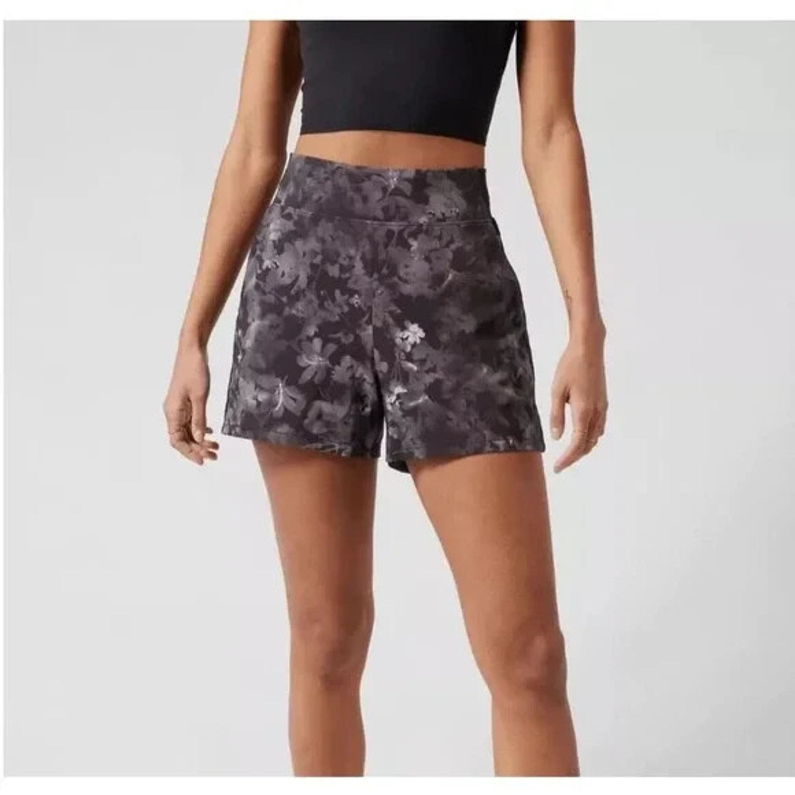 Athleta Athleta Brooklyn Floral Black Printed Shorts 12 A000570 Size 34" / US 12 / IT 48 - 1 Thumbnail