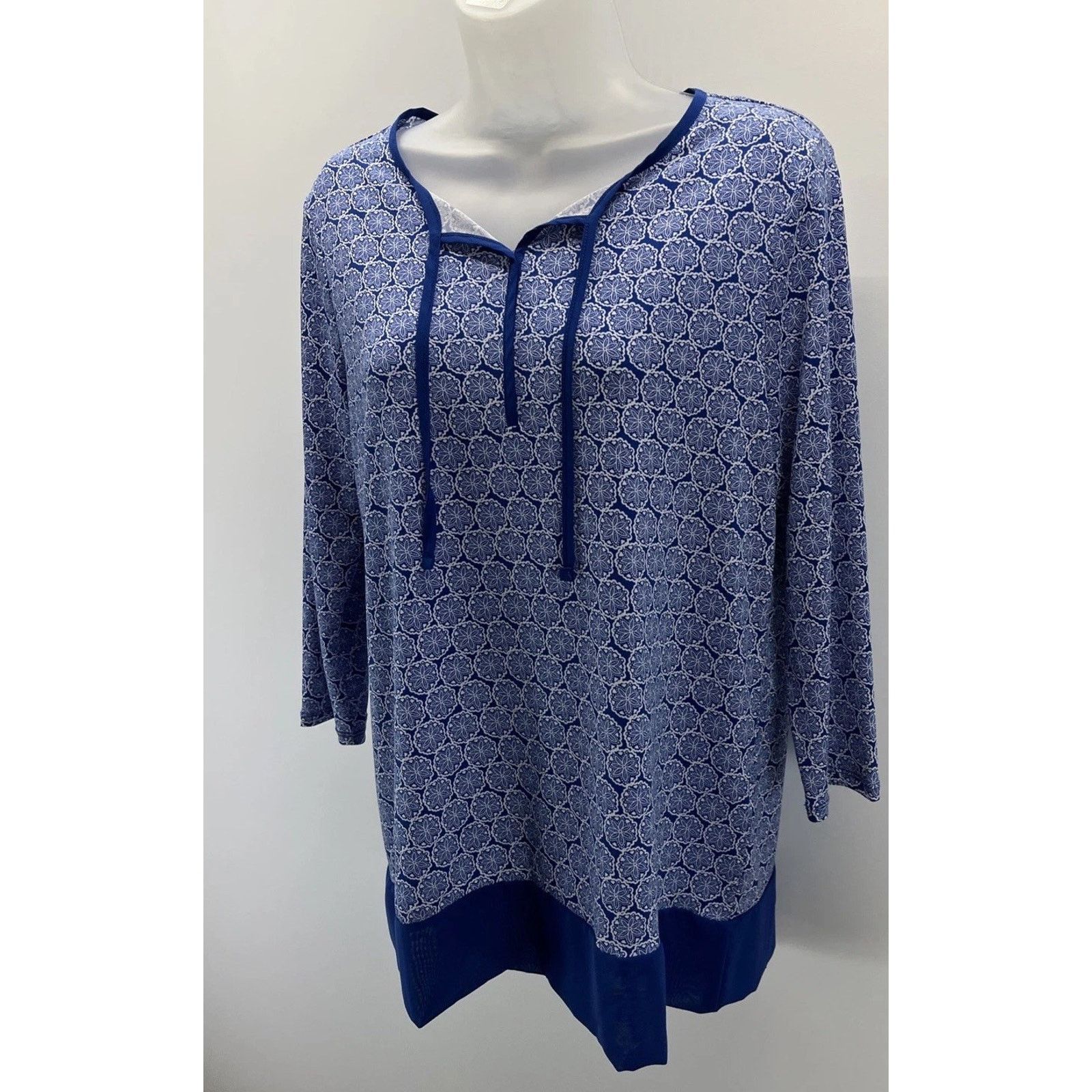 Chicos Chicos Blue Medallion Bristol Split Neck Tunic Top Size 0 S Size S / US 4 / IT 40 - 3 Thumbnail