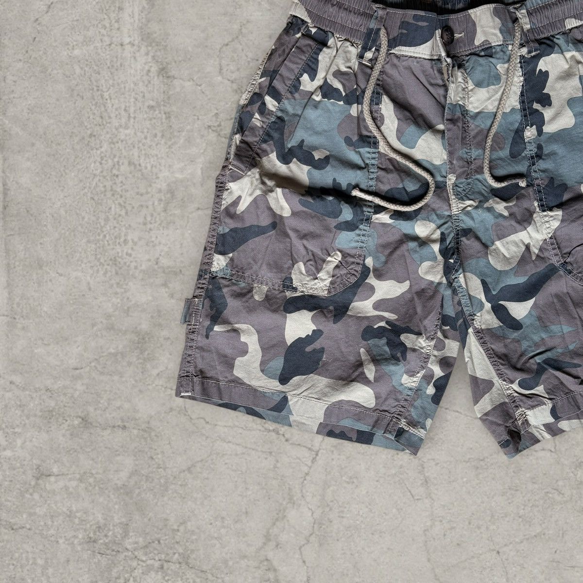 Japanese Brand Wide leg Japanese style utility shorts in grey camo. Size M Size US 32 / EU 48 - 2 Thumbnail