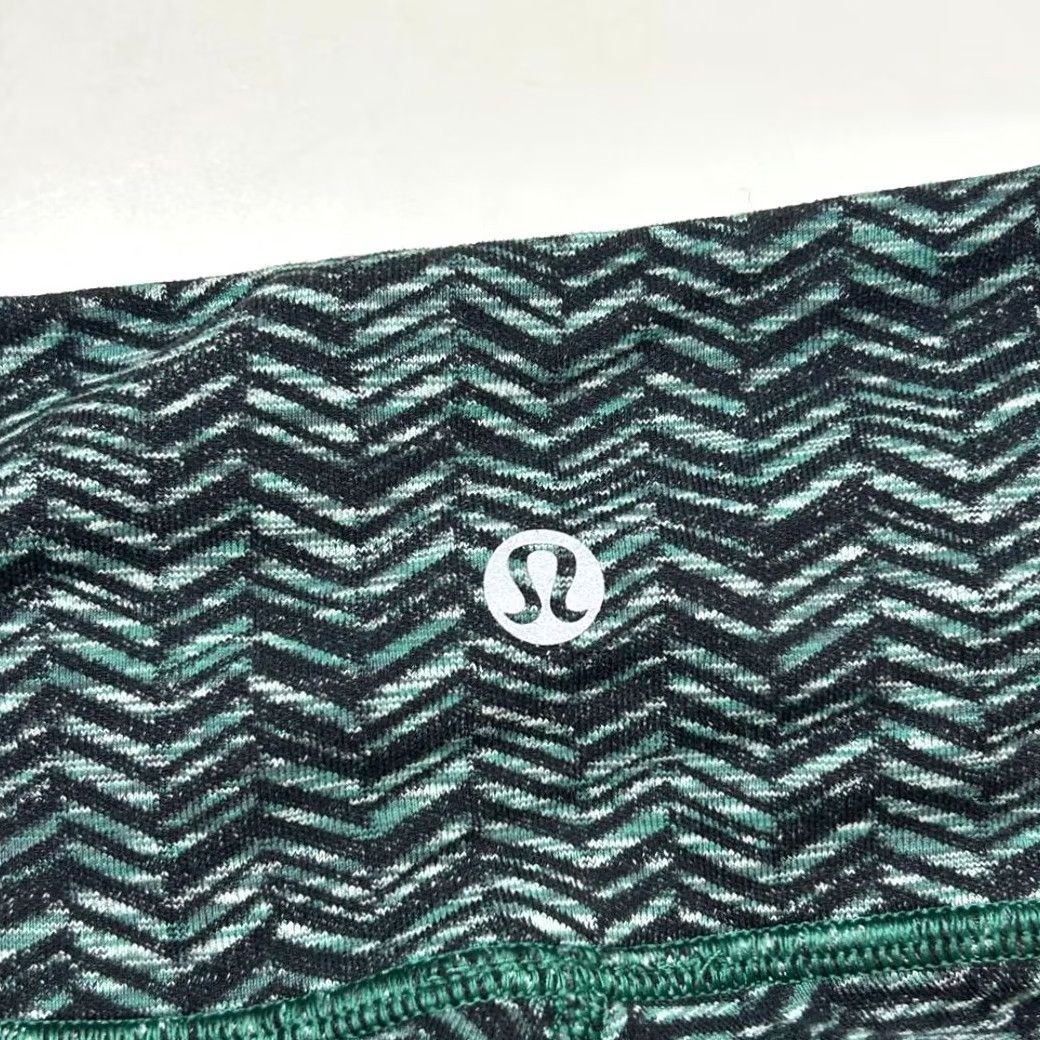 Lululemon Lululemon Athletica Chevron Capri Leggings Womens 4 Gray Regular Pocket Zigzag Pattern Capris Yoga Gym Athleisure Size 27" / US 4 / IT 40 - 4 Thumbnail