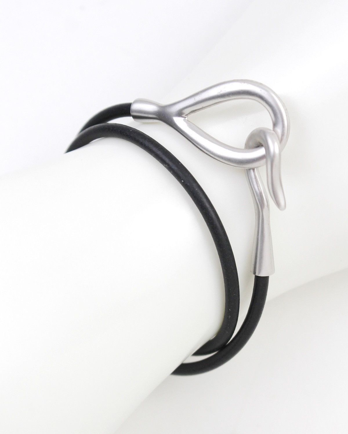 Michel Klein 2000S MICHEL KLEIN MINIMAL LEATHER HOOK BRACELET Size ONE SIZE - 2 Thumbnail