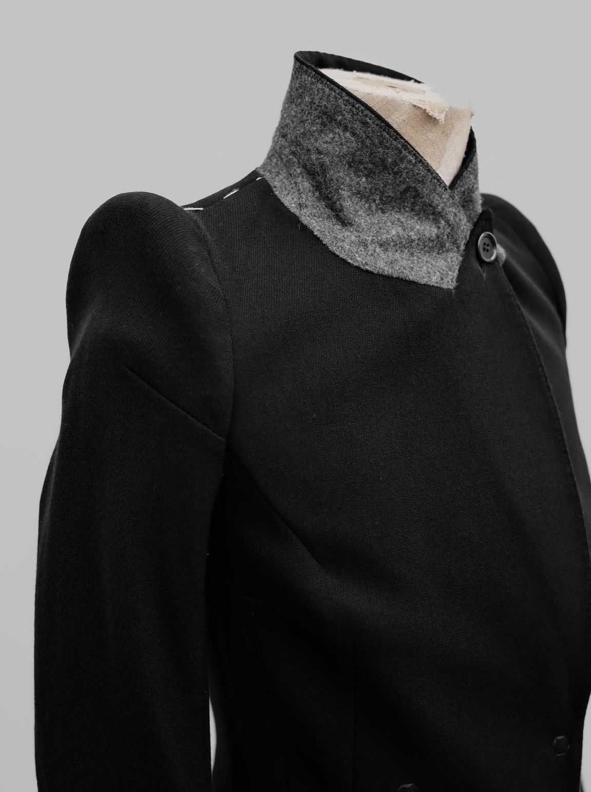 H&M × Maison Margiela Maison Margiela x H&M Re-Edition S/S1989 Shoulder Jacket Size XS / US 0-2 / IT 36-38 - 3 Thumbnail