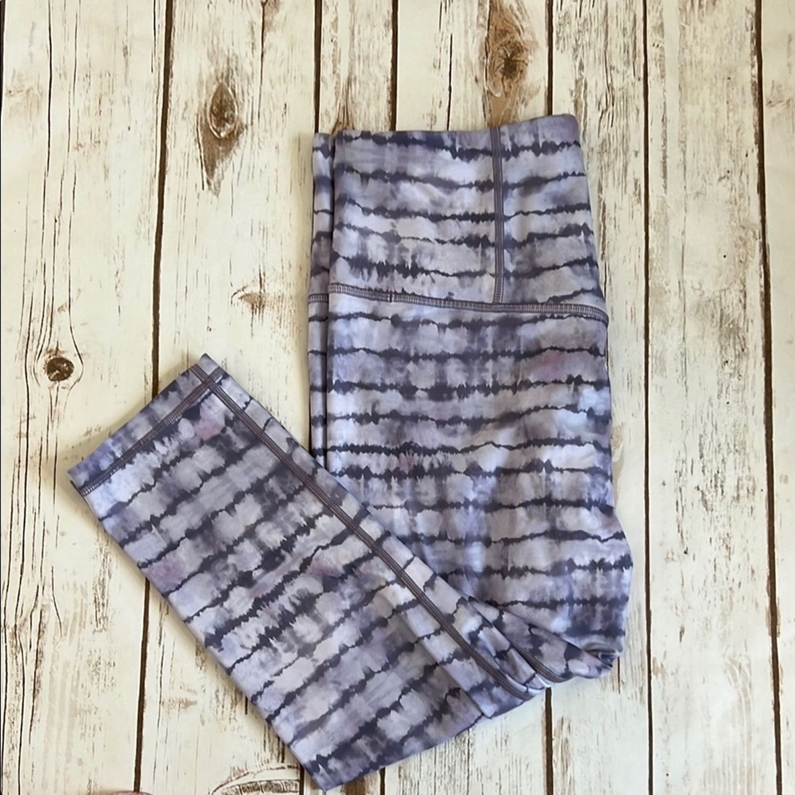 Athleta Athleta Elation Printed Capri Leggings in Lavender Tie Dye Size 32" / US 10 / IT 46 - 2 Thumbnail
