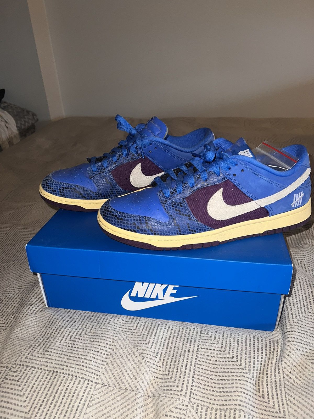 Nike SB Undefeated 5 on It Dunks Size US 11 / EU 44 - 3 Thumbnail