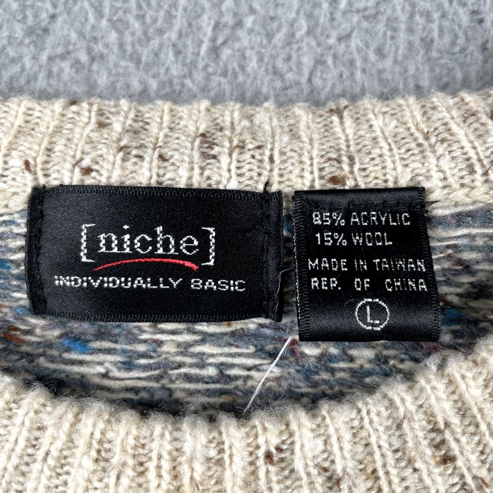 Vintage VINTAGE Niche Sweater Wool Acrylic Blend Snow Flake Tile Design White Large Crew Neck Mens Pullover Long Sleeve Modern Designer Knit Size US L / EU 52-54 / 3 - 3 Thumbnail