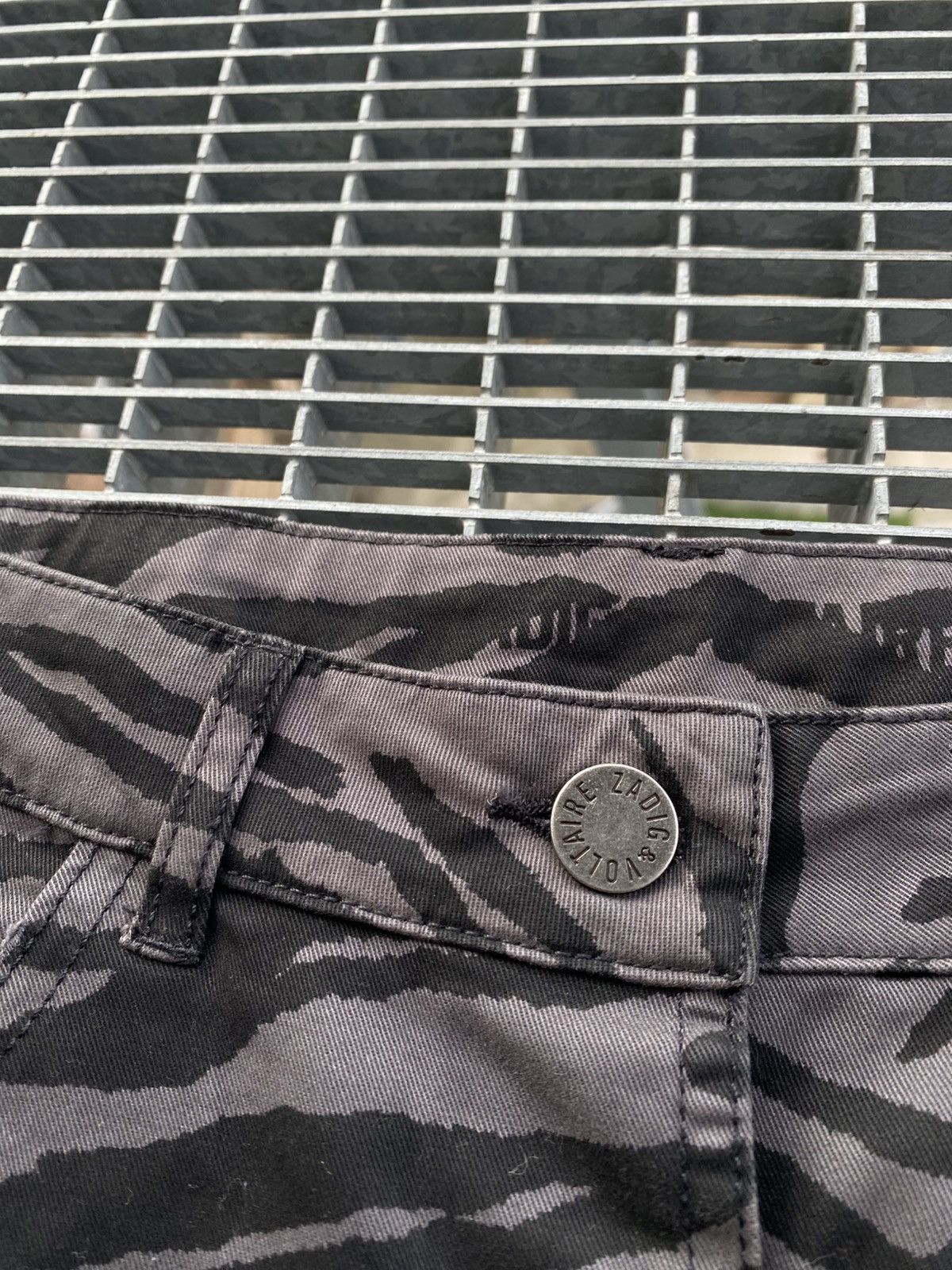 Zadig & Voltaire Zadig & Voltaire Camo Front Buttons Mini Skirt Size 25" / US 0 / IT 36 - 5 Thumbnail