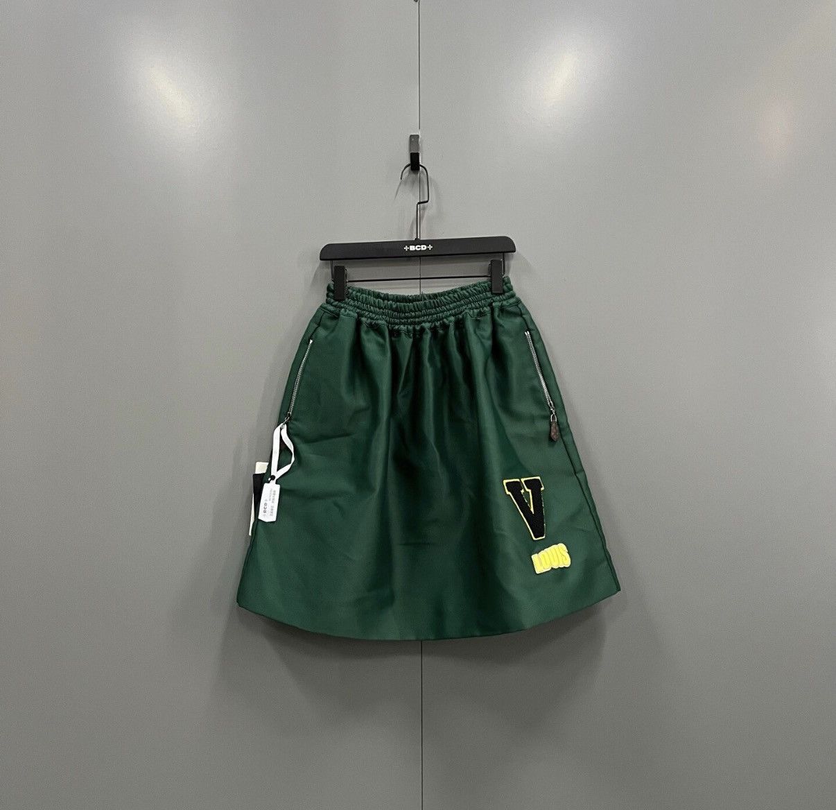 Louis Vuitton Louis Vuitton Green Letter Patch Midi Skirt J41 Size 24" / US 00 / IT 34 - 1 Thumbnail