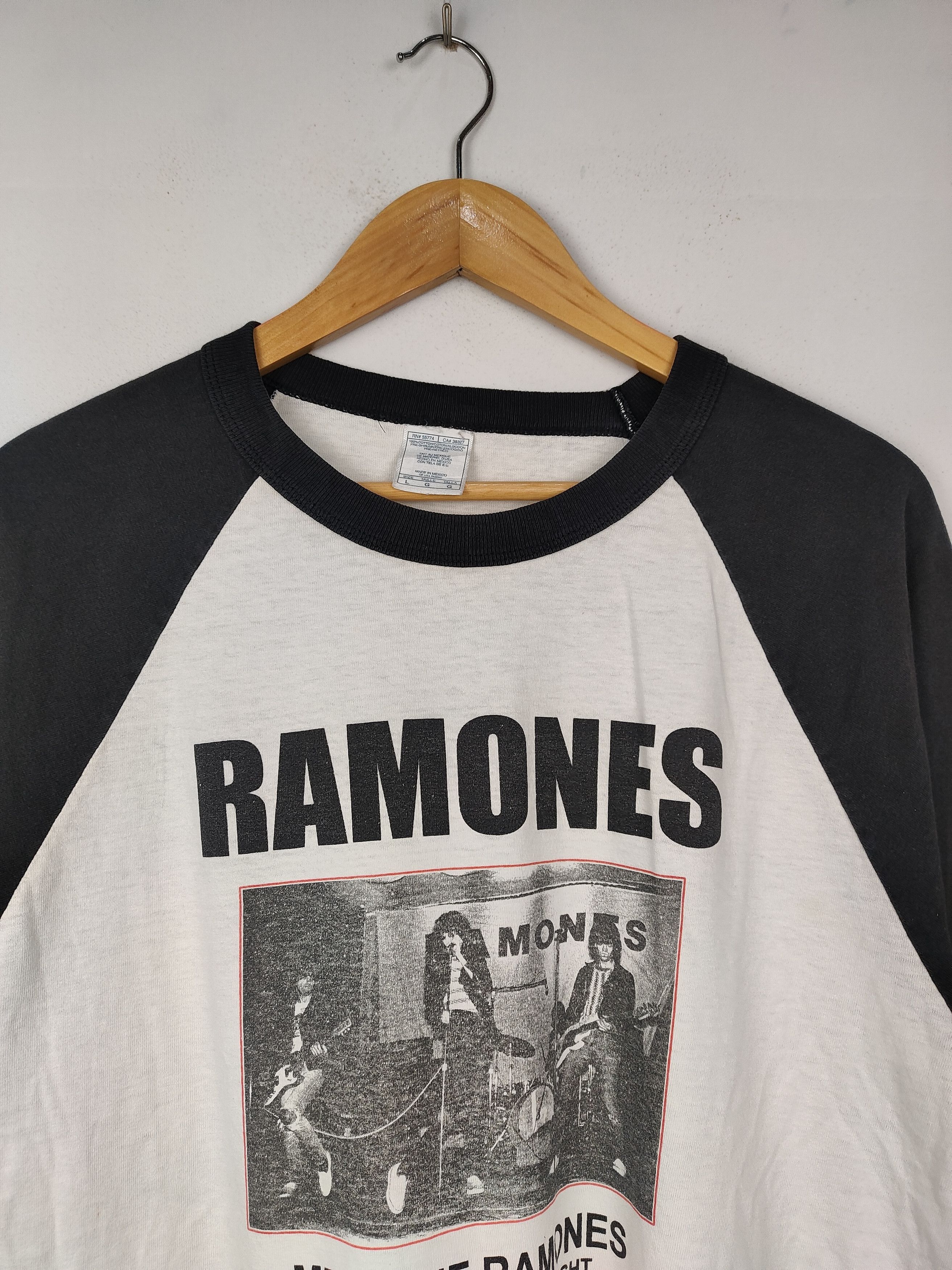 Band Tees vintage Ramones "Meet the Ramones" CBGB raglan T-shirt Size US L / EU 52-54 / 3 - 2 Thumbnail