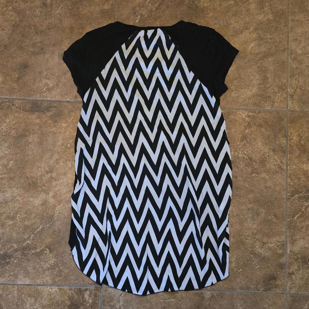 rue21 Black Chevron Rue21 High Low Short Sleeve Size M / US 6-8 / IT 42-44 - 2 Thumbnail