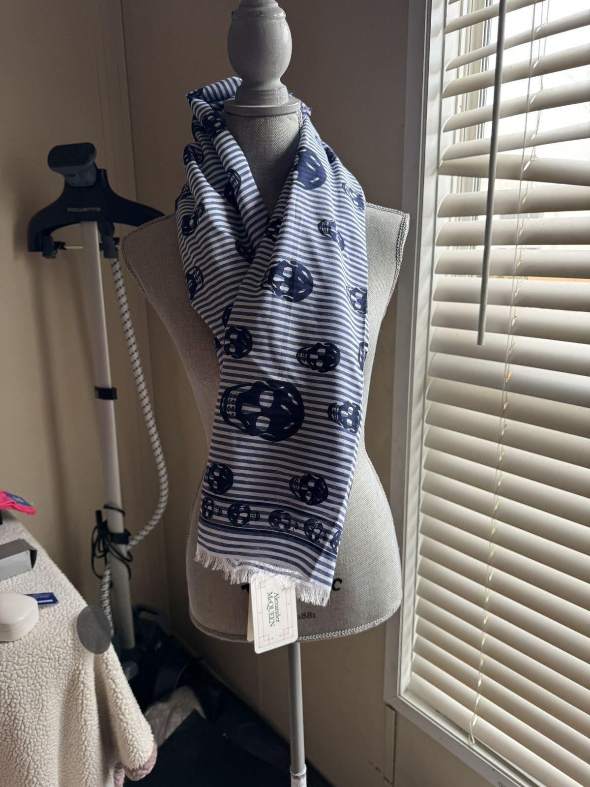 Alexander McQueen Alexander McQueen BIG skull on stripes navy/ivory scarf NWT Size ONE SIZE - 2 Thumbnail