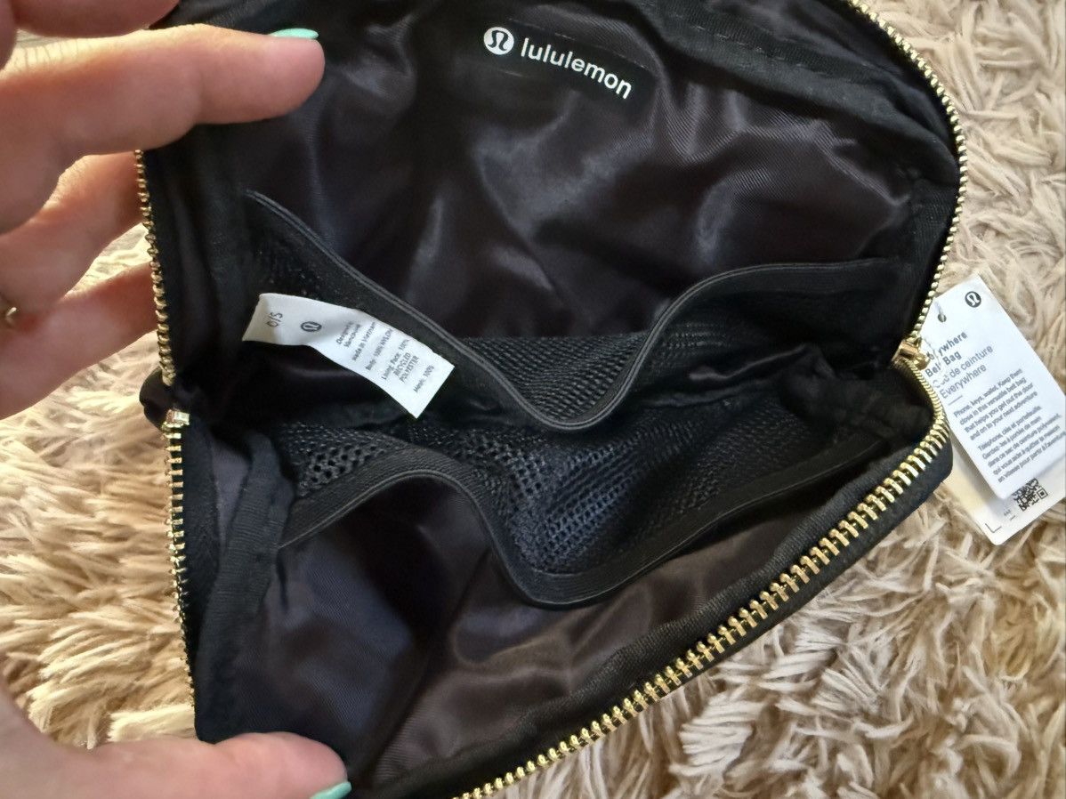 Lululemon NWT Lululemon Everywhere BeltBag/CrossbodyBag Wordmark Strap Size ONE SIZE - 6 Thumbnail