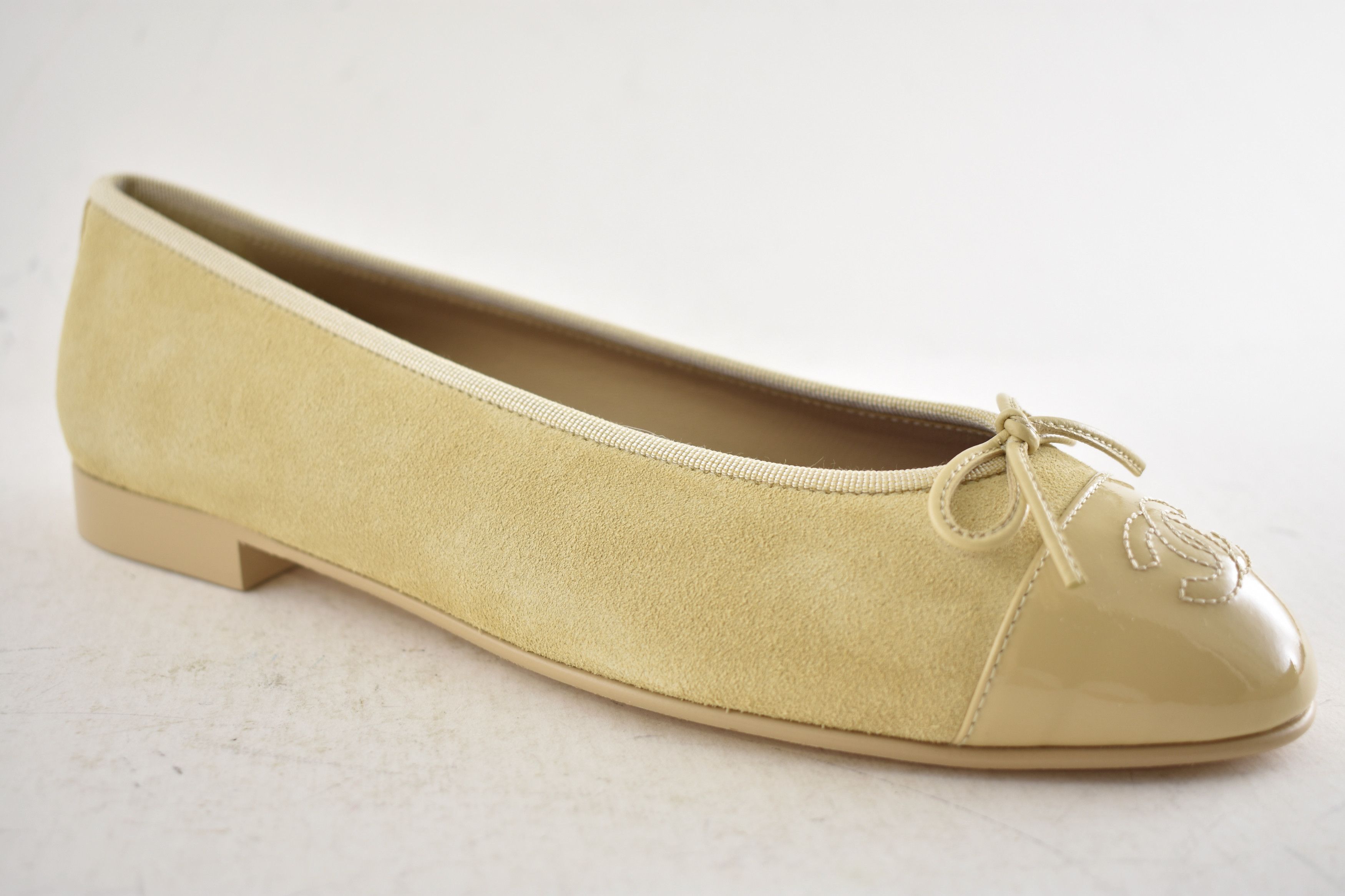 Chanel 26A Suede Patent CC Logo Bow Tie Ballet Ballerina Flat 38 Size US 8 / IT 38 - 6 Thumbnail