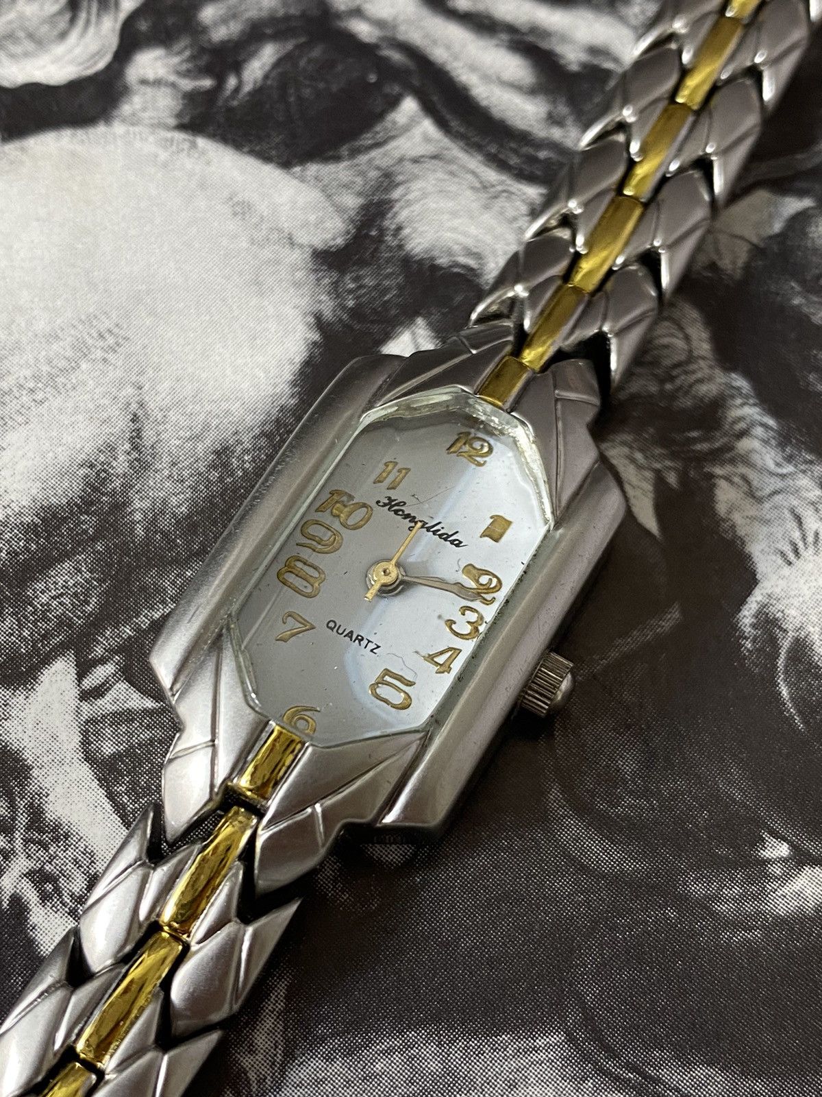 Jewelry Futuristic Watch: Elegant & Unique Design Size ONE SIZE - 2 Thumbnail