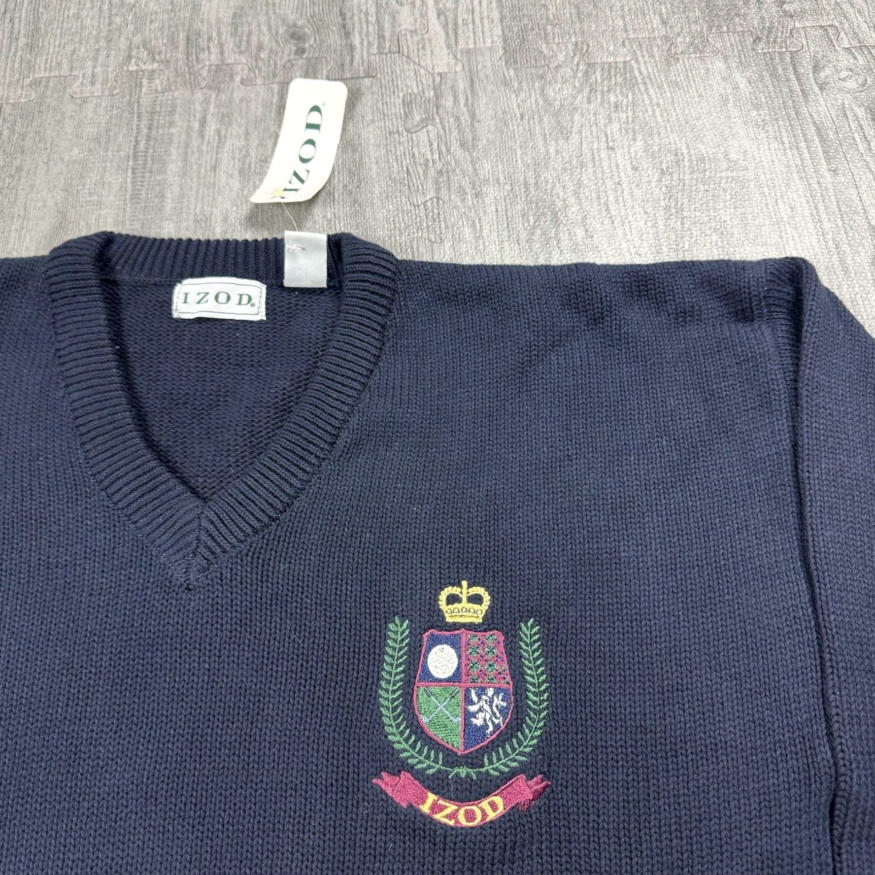 Izod VINTAGE IZOD 80S EMBROIDERED CREST V-NECK PULLOVER SWEATER L NAVY COTTON MENS Size US L / EU 52-54 / 3 - 3 Thumbnail