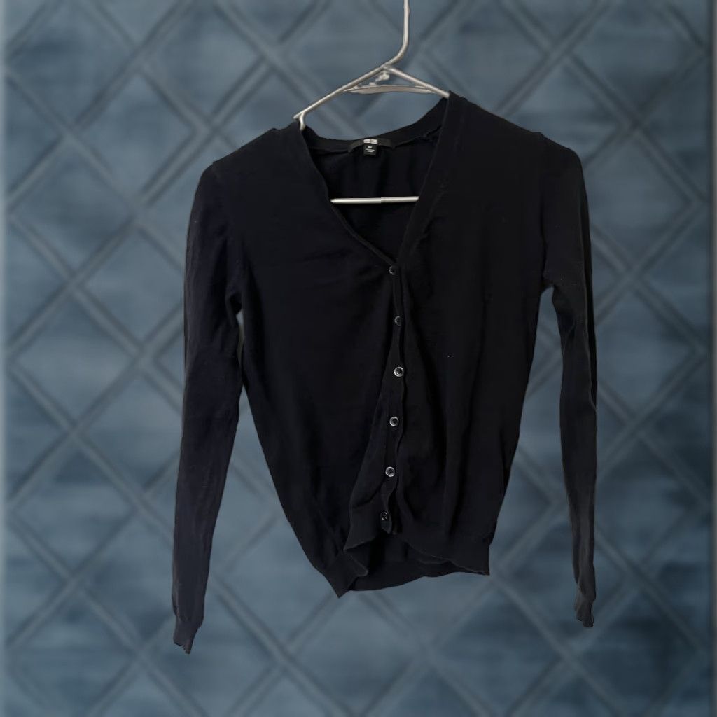 Uniqlo Uniqlo Cardigan Knit XS Black V-Neck Womens Sweater Size XS / US 0-2 / IT 36-38 - 1 Thumbnail
