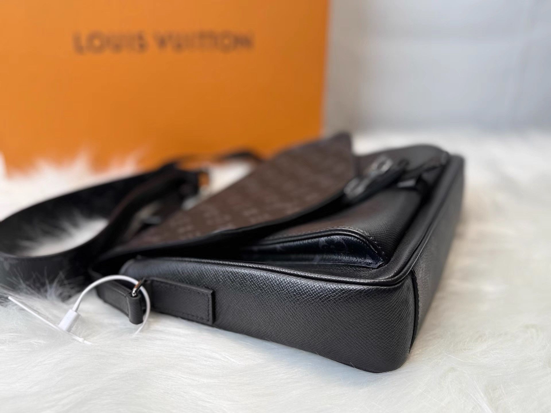 Louis Vuitton Lv Black Monogram Single-Button Messenger Bag K36 Size ONE SIZE - 4 Thumbnail