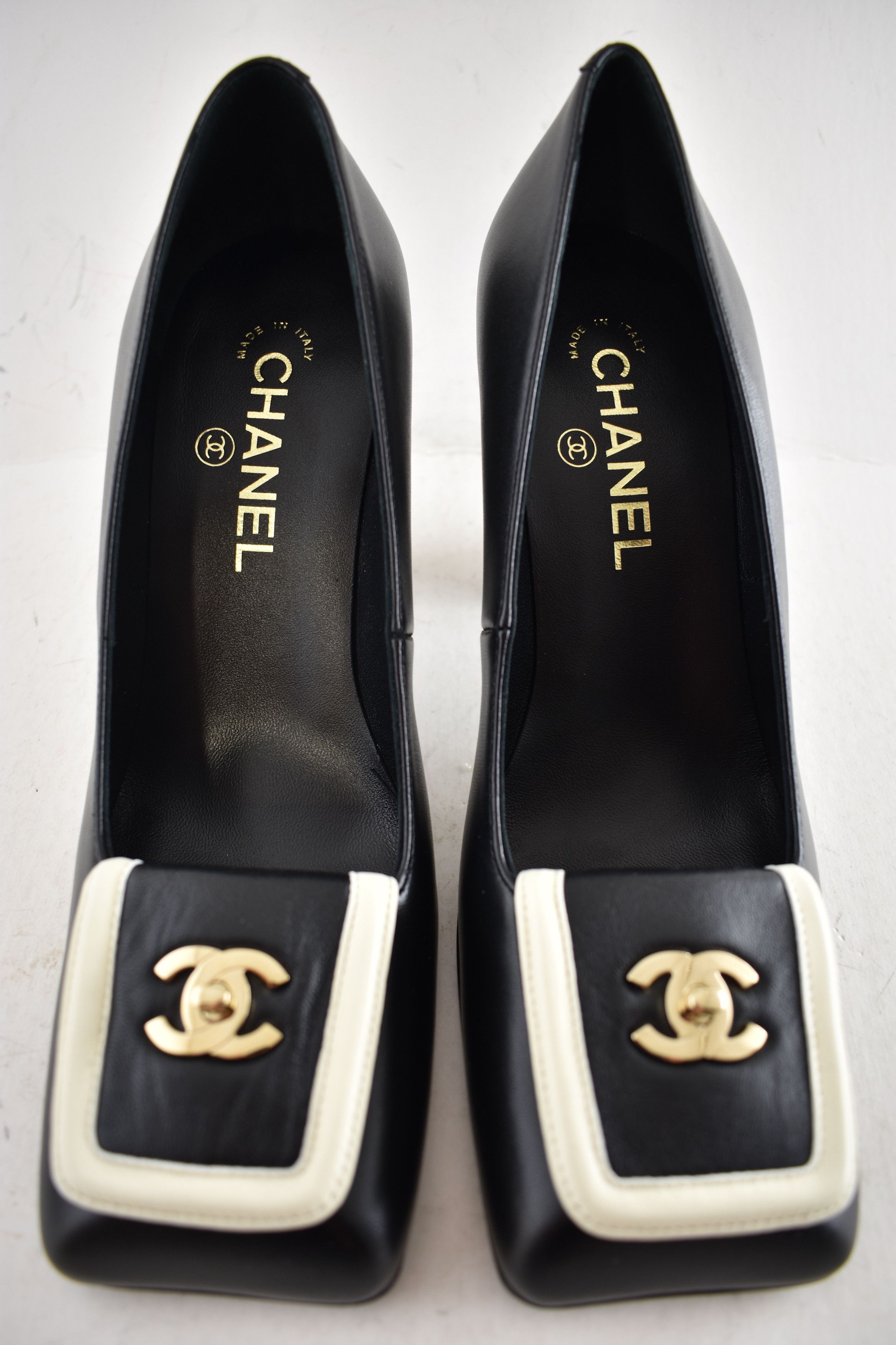 Chanel 26S Blazy White Square Toe Turnlock CC Block Heel Pump 40 Size US 10 / IT 40 - 10 Thumbnail