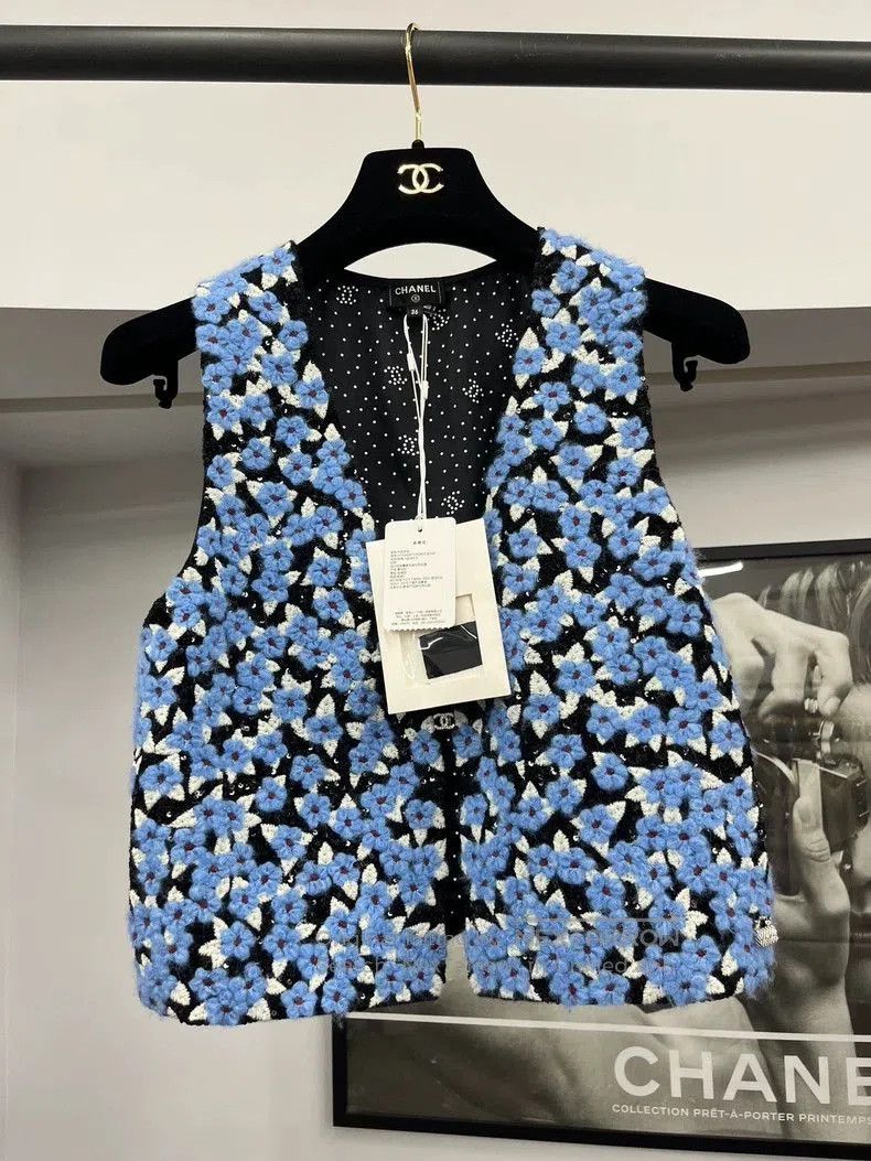 Chanel Chanel 24B Blue Sequin Flower Cashmere Vest. Size US M / EU 48-50 / 2 - 1 Thumbnail