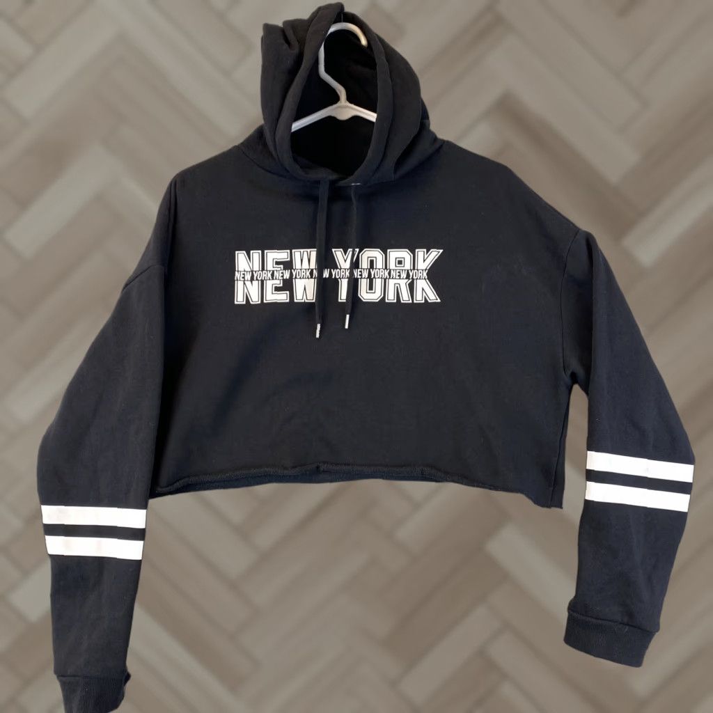 H&M Divided Womens Cropped Hoodie Sweatshirt M Black H&M / 48-4 Pullover Hooded Style Regular Fit Long Sleeve Activewear Size M / US 6-8 / IT 42-44 - 1 Thumbnail