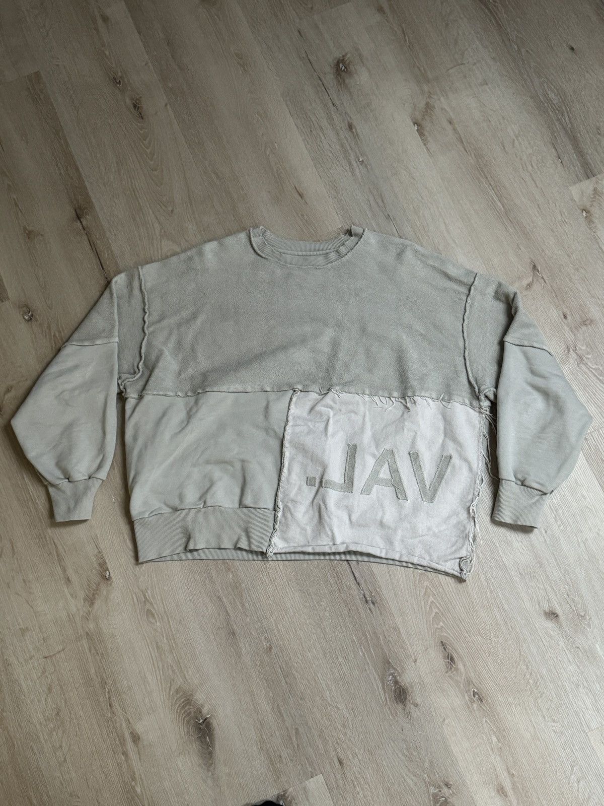 VAL KRISTOPHER DISTRESSED CREWNECK