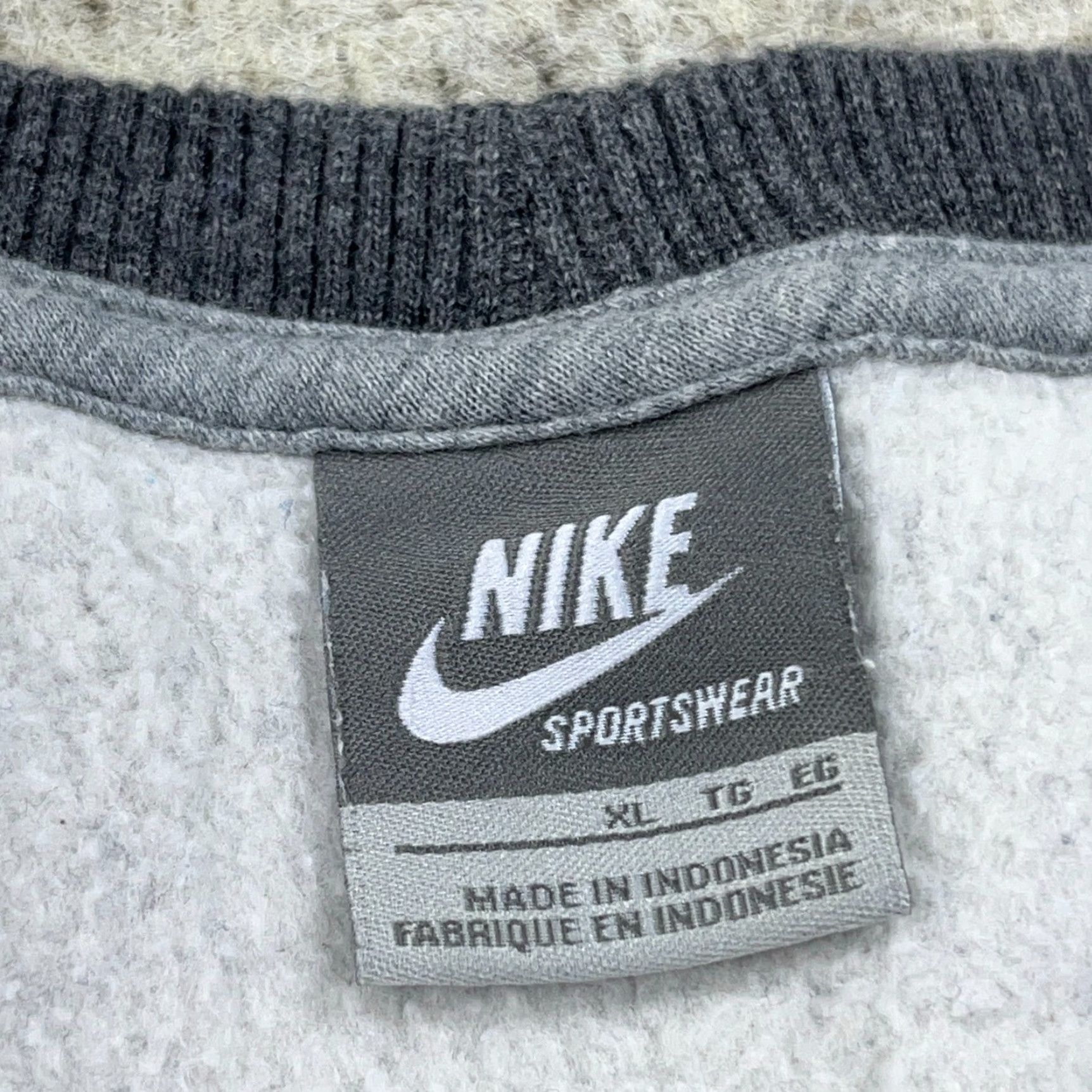 Nike VINTAGE Nike Sweatshirt Men XL Gray Crewneck Sneaker Swoosh 00s Heather All Seasons Pullover Pockets Size US XL / EU 56 / 4 - 3 Thumbnail