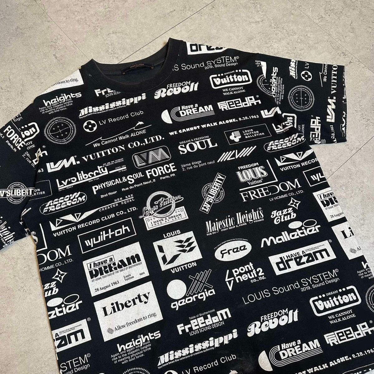 Louis Vuitton LOUIS VUITTON FULL LOGO T SHIRT Size US S / EU 44-46 / 1 - 2 Thumbnail