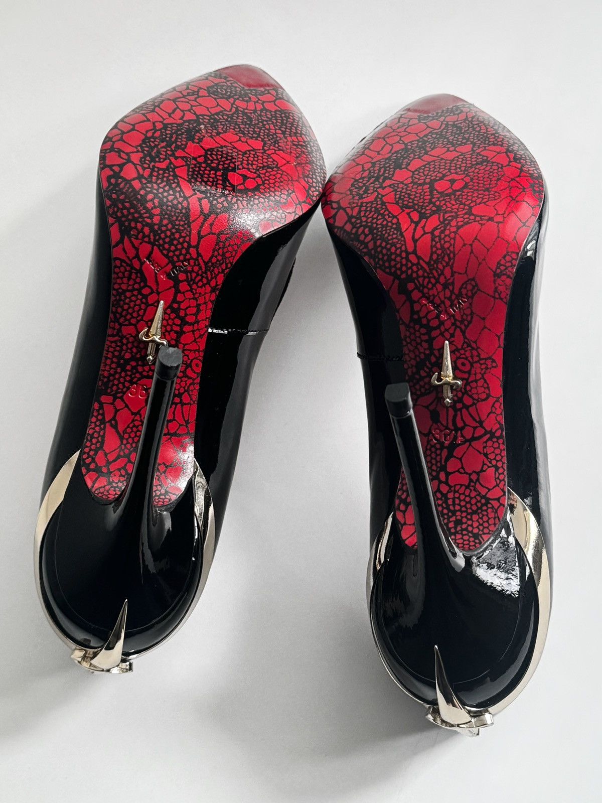 Paciotti Extremely rare black dagger heels with gold heartdetail. Size US 6 / IT 36 - 3 Thumbnail