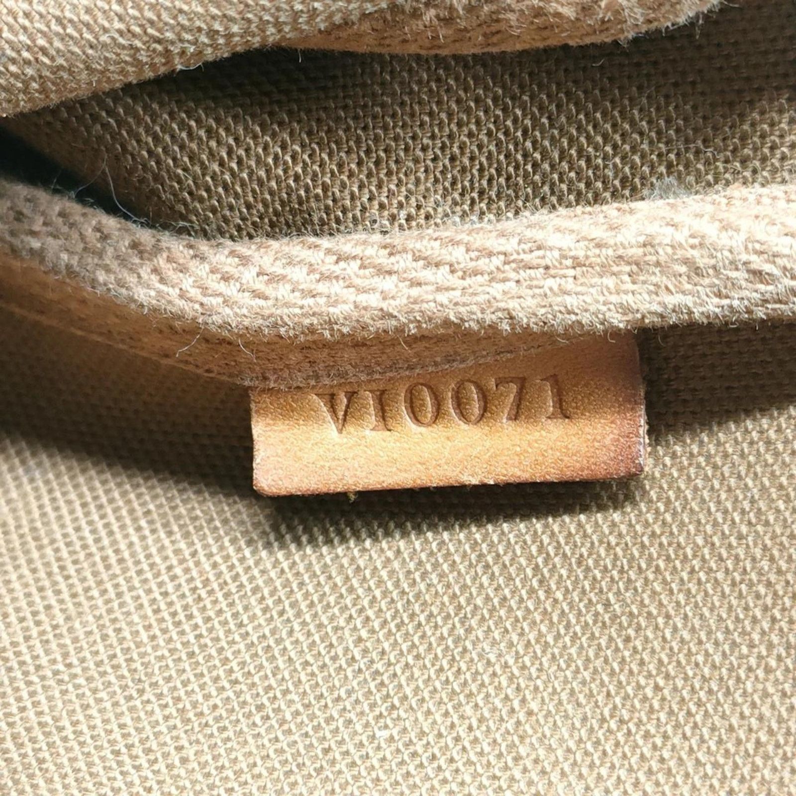 Louis Vuitton Authentic louis vuitton lv m51980 Size ONE SIZE - 2 Thumbnail