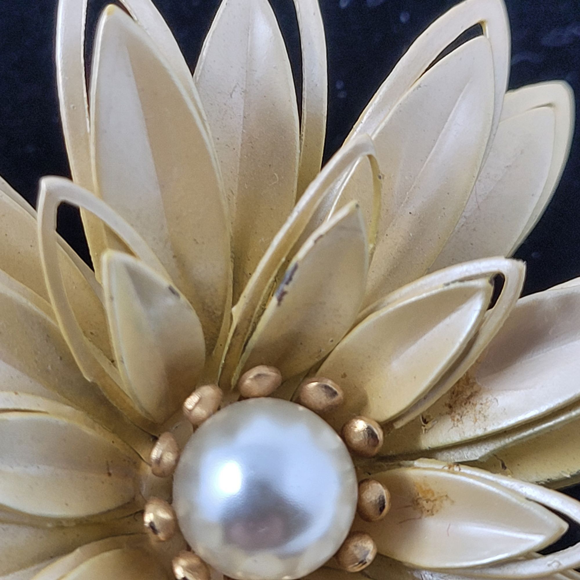 Vintage Vintage 3D Pearlized Beige Enamel Flower Brooch Pin Faux Pea Size ONE SIZE - 8 Thumbnail