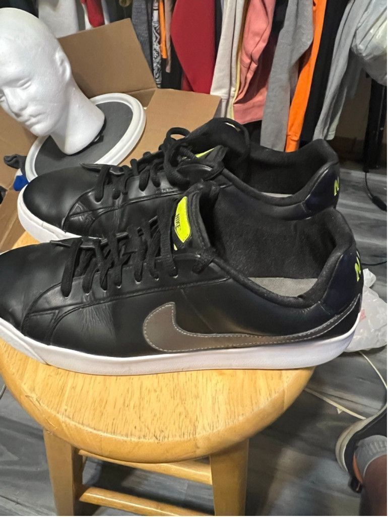 Nike Men's Nike Loyal LW Sneakers Black Neon Yellow Size 9.5 Size US 9.5 / EU 42-43 - 1 Thumbnail
