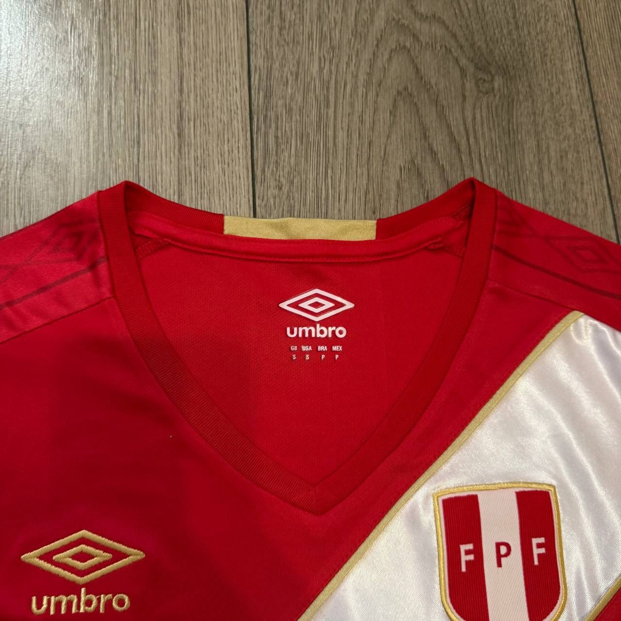 Umbro UMBRO PERU 2018/2020 GUERRERO SOCCER FOOTBALL JERSEY Size US S / EU 44-46 / 1 - 6 Thumbnail