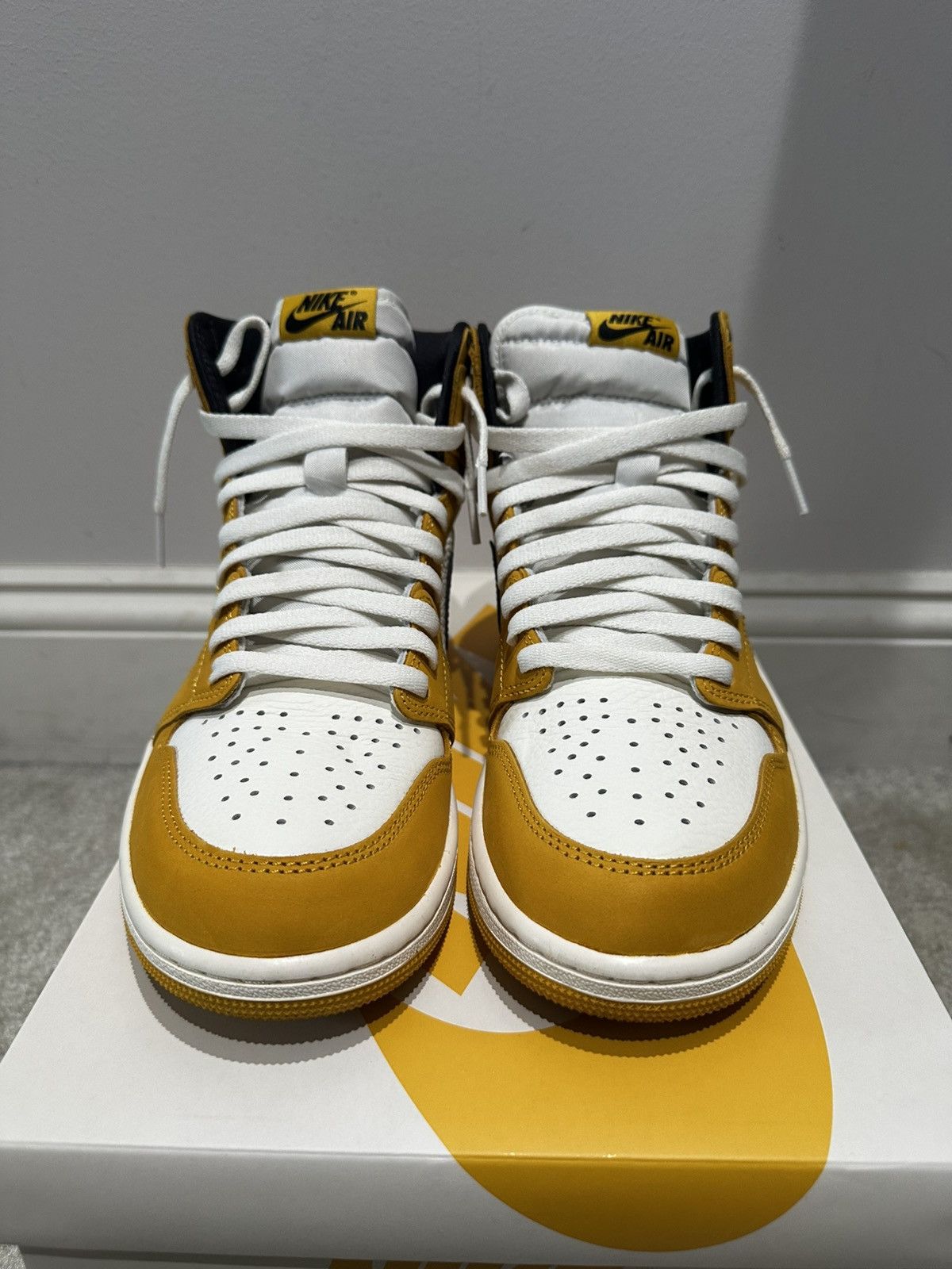 Jordan Brand Air Jordan 1 High OG Yellow Ochre Size US 9 / EU 42 - 2 Thumbnail
