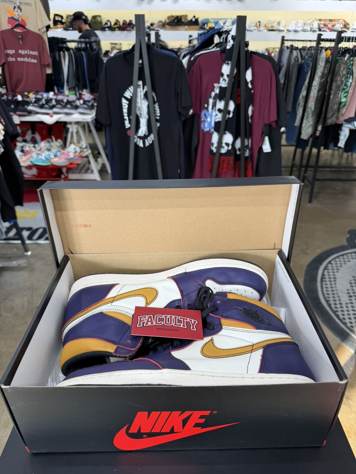 Jordan Brand Air Jordan 1 SB LA to Chicago Size 11.5 (2019) Size US 11.5 / EU 44-45 - 11 Thumbnail