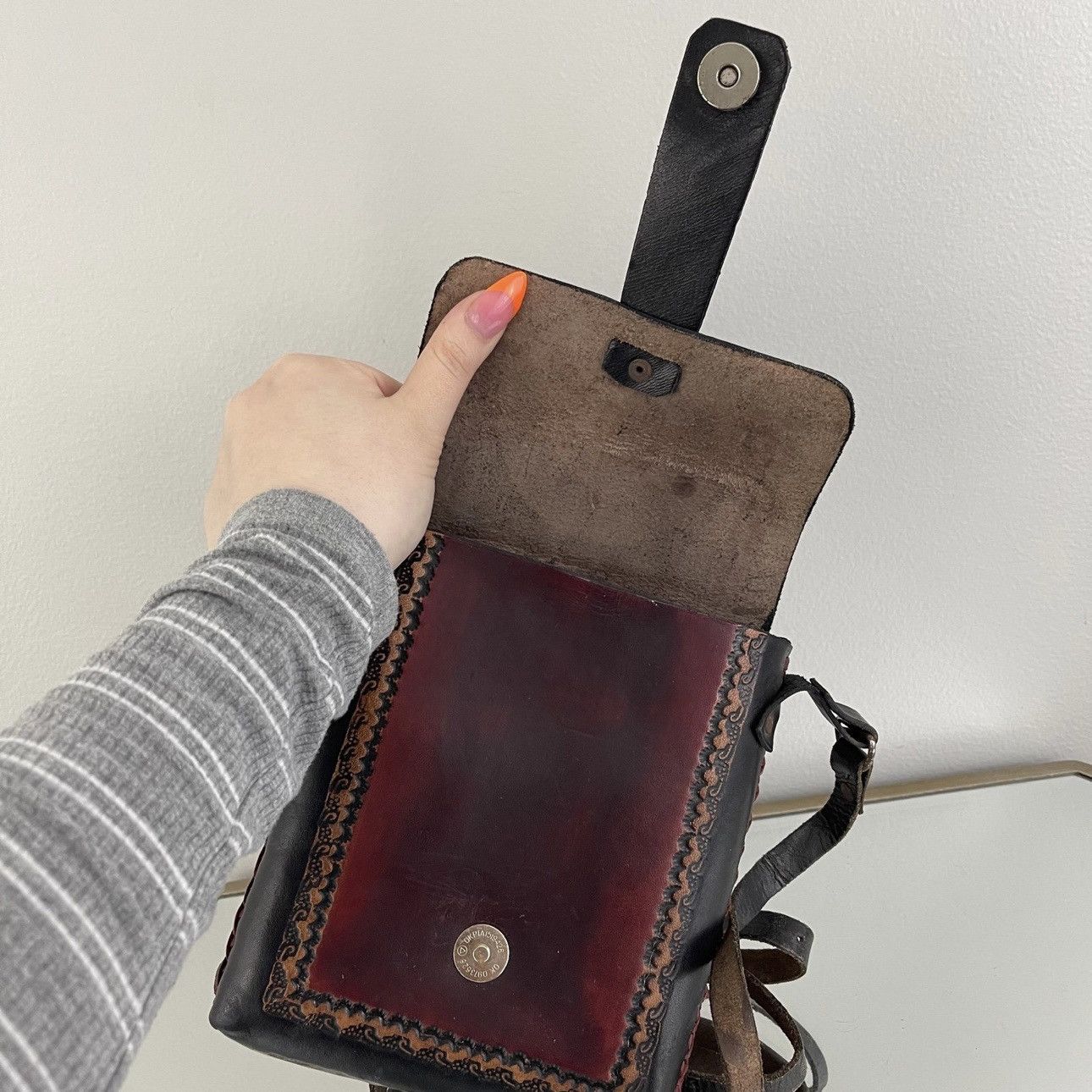 Vintage Vintage Shell Tooled Leather Black Red Aztec Crossbody Bag Size ONE SIZE - 9 Thumbnail