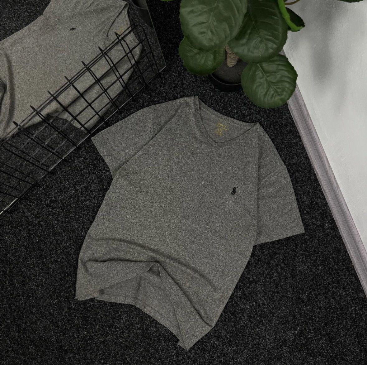 Polo Ralph Lauren Polo raloh lauren v neck t-shirt gray old money luxury Size US L / EU 52-54 / 3 - 1 Thumbnail
