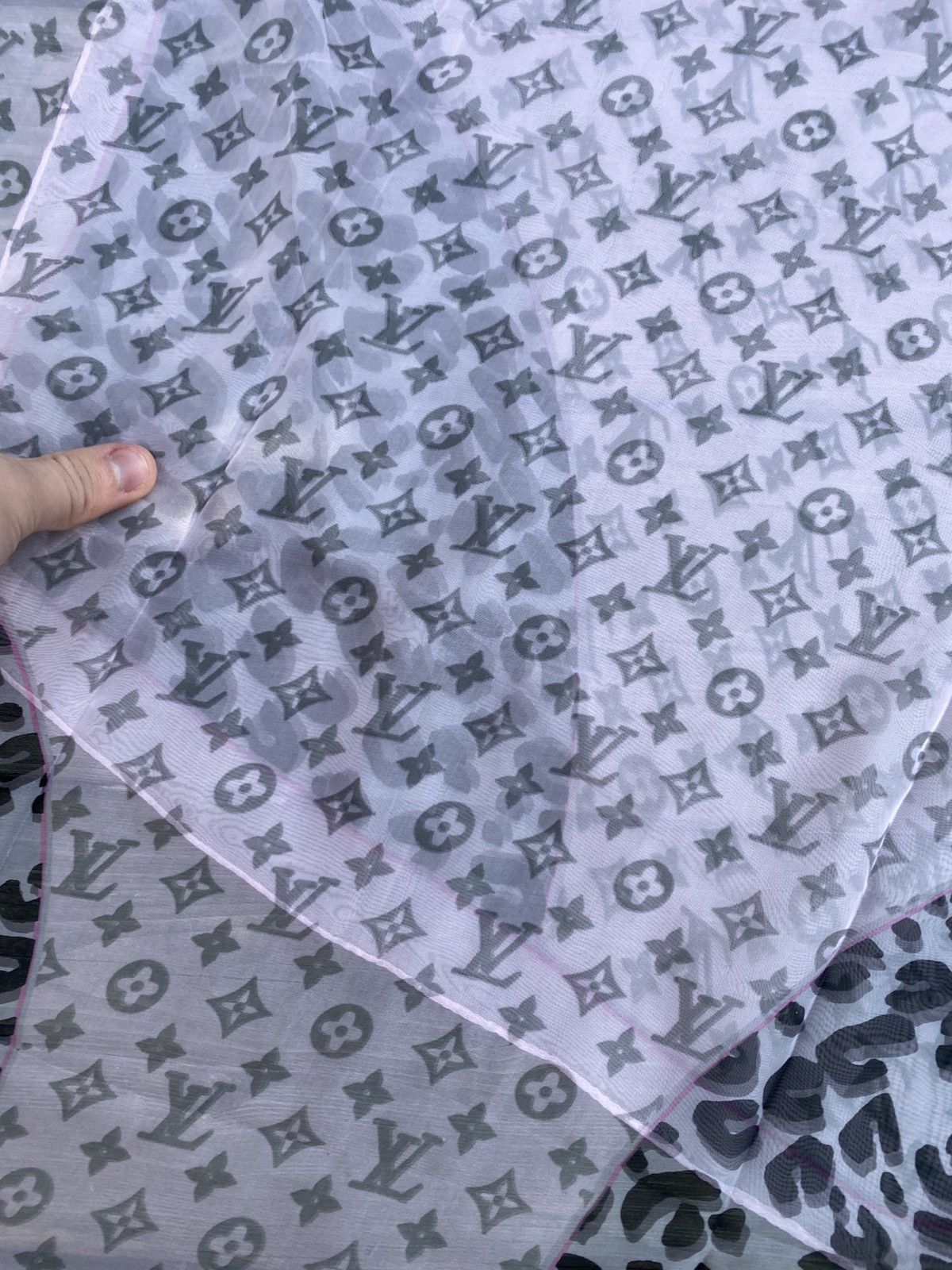Louis Vuitton Pink 100% Silk Louis Vuitton Monogram Scarf Size ONE SIZE - 19 Thumbnail
