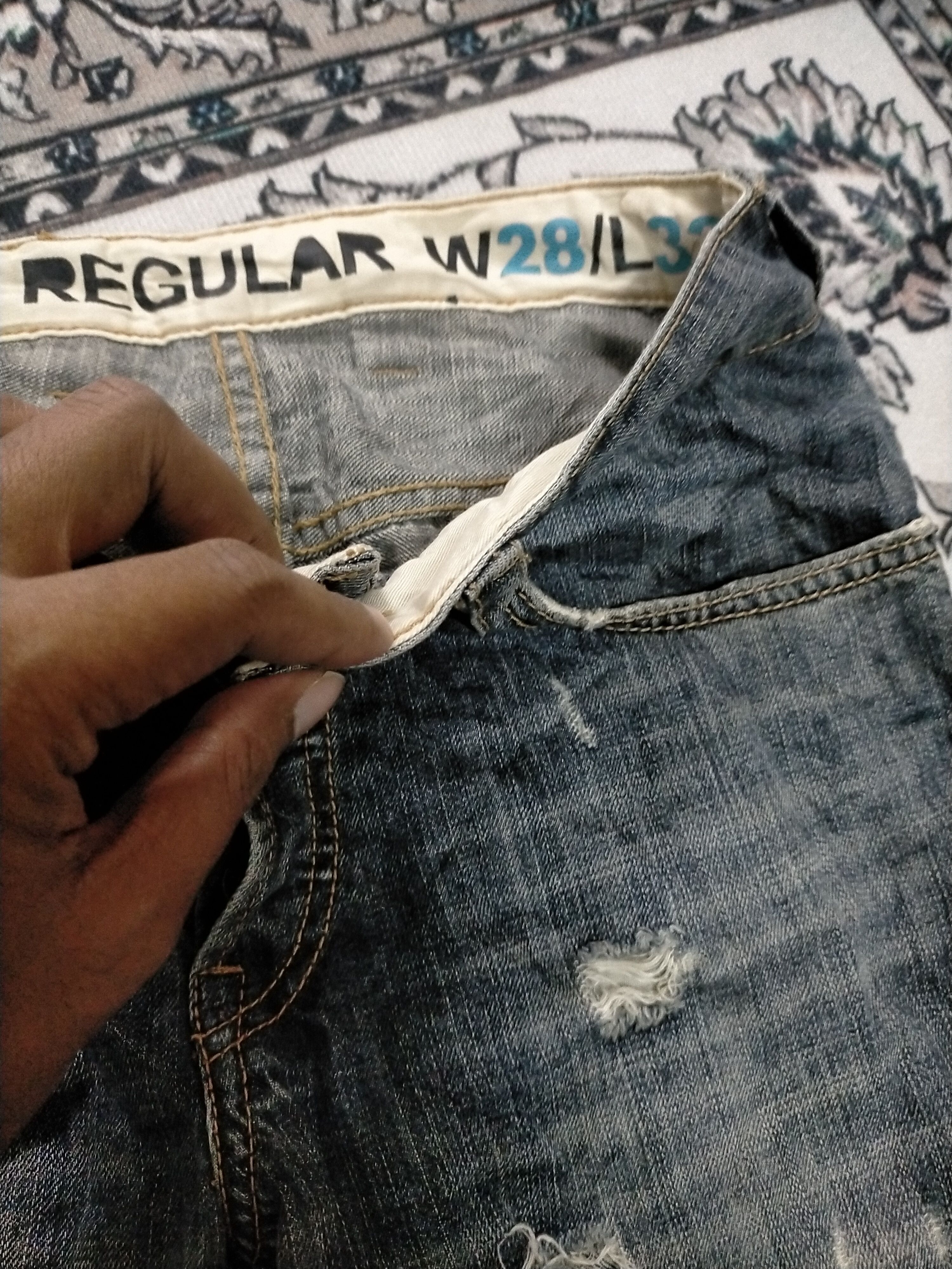 FCUK 🔥Rare🔥Fcuk Buckle Back Distressed Ripped Jeans Size US 30 / EU 46 - 6 Thumbnail