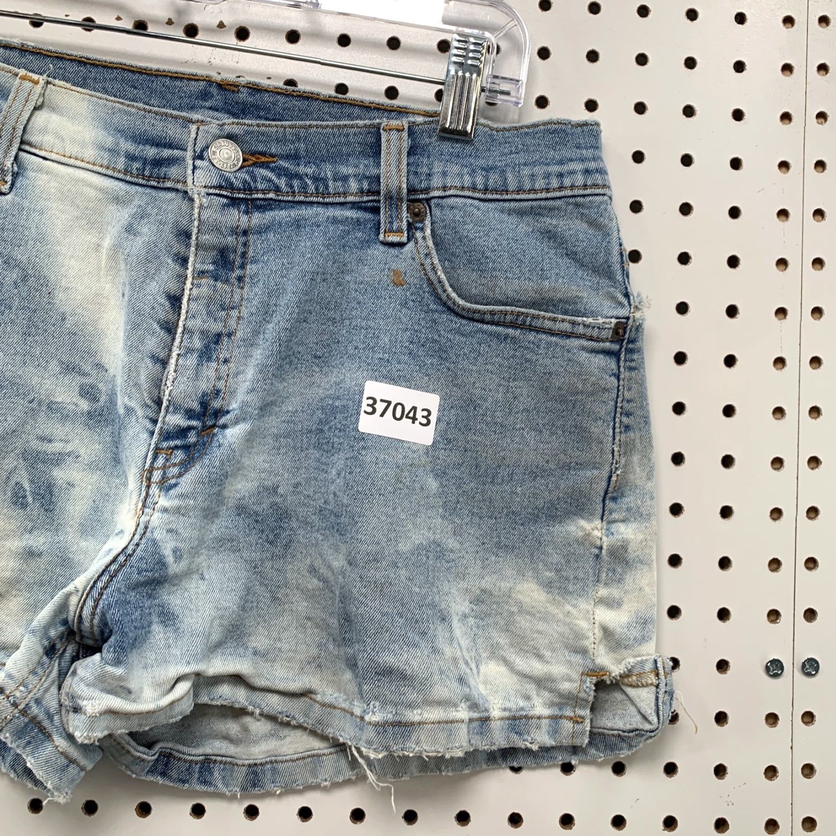 Levi's VINTAGE Levi's Denim Shorts Womens Size 13 Junior Light Wash Distressed 31x3 Fits Size 34" / US 12 / IT 48 - 5 Thumbnail