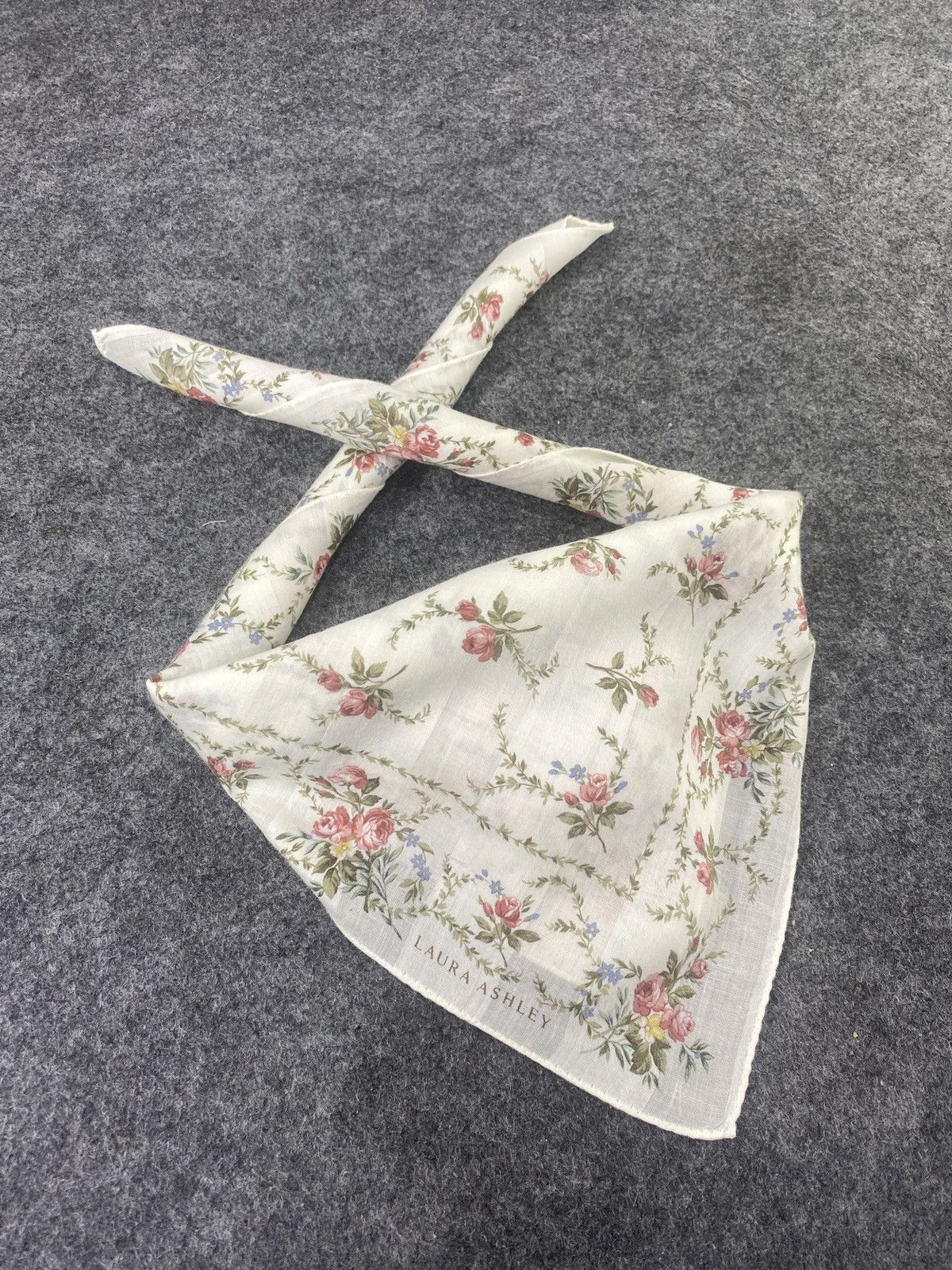 Laura Ashley × Vintage Laura Ashley floral handkerchief /Bandana /Neckerchief -B066 Size ONE SIZE - 1 Thumbnail