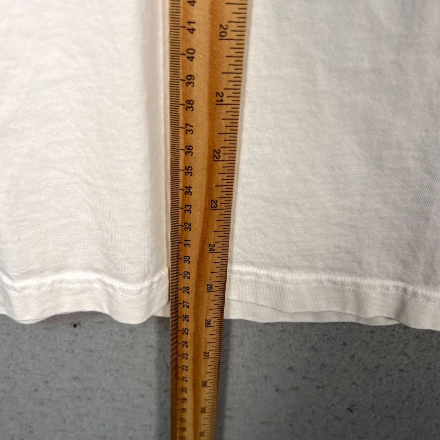 Uniqlo Uniqlo UT me! Mens Size Medium White Graphic T-Shirt Size US M / EU 48-50 / 2 - 7 Thumbnail