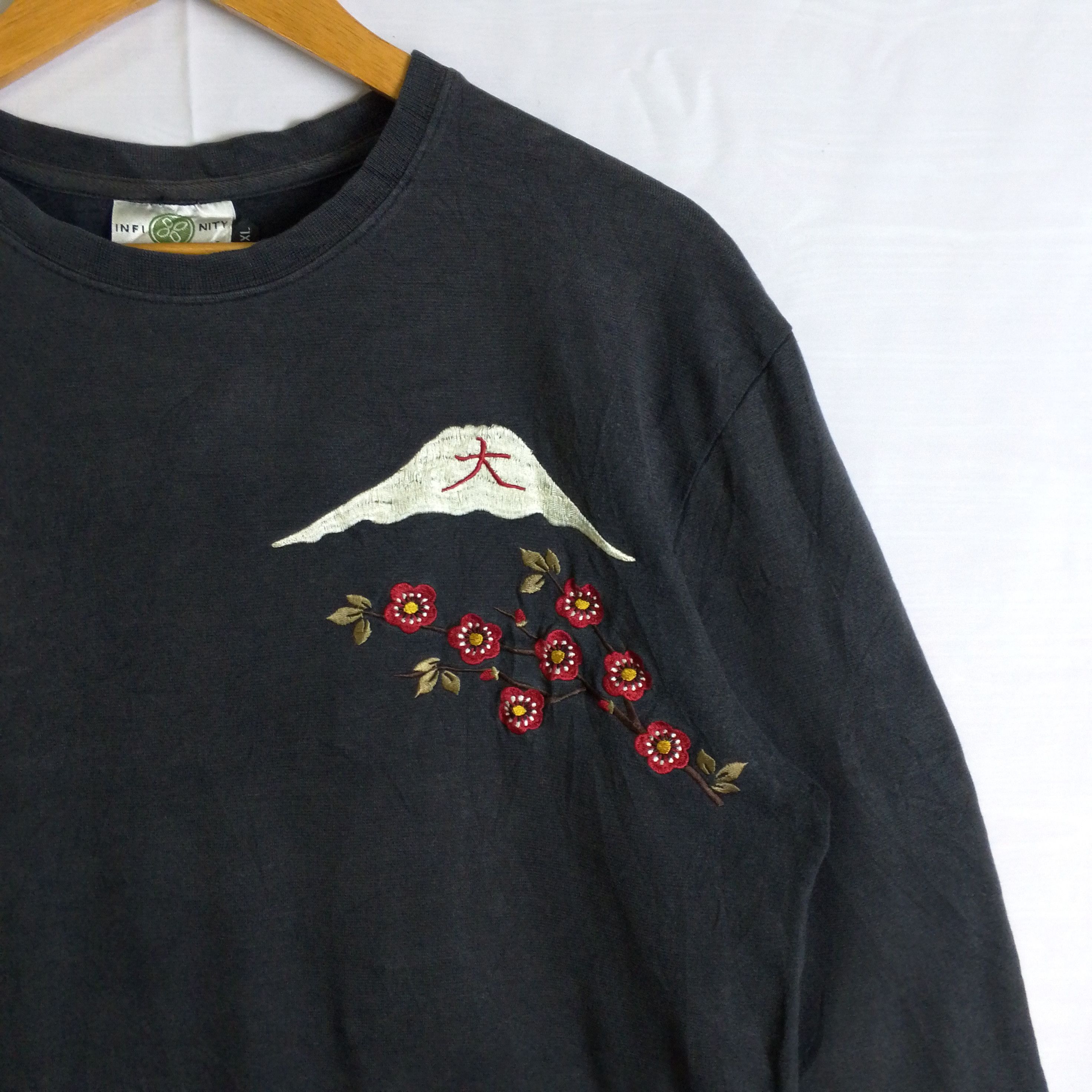 Japanese Brand Vintage Infinity Japan Souvenir Embroidery Tee Size US L / EU 52-54 / 3 - 7 Thumbnail