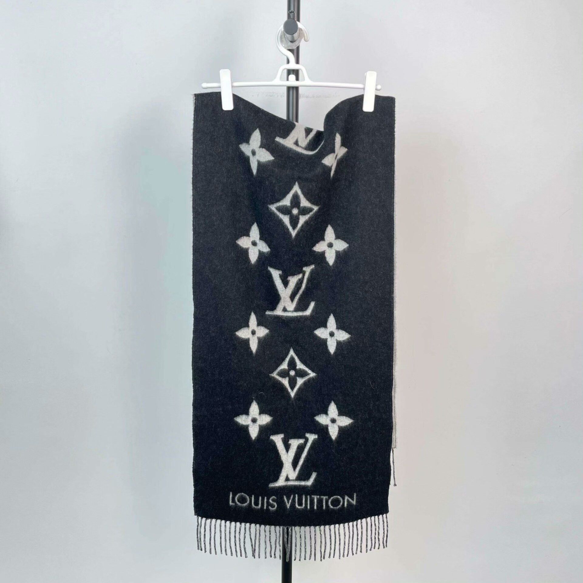 Louis Vuitton Louis Vuitton Gray Scarf S Men Size ONE SIZE - 1 Thumbnail