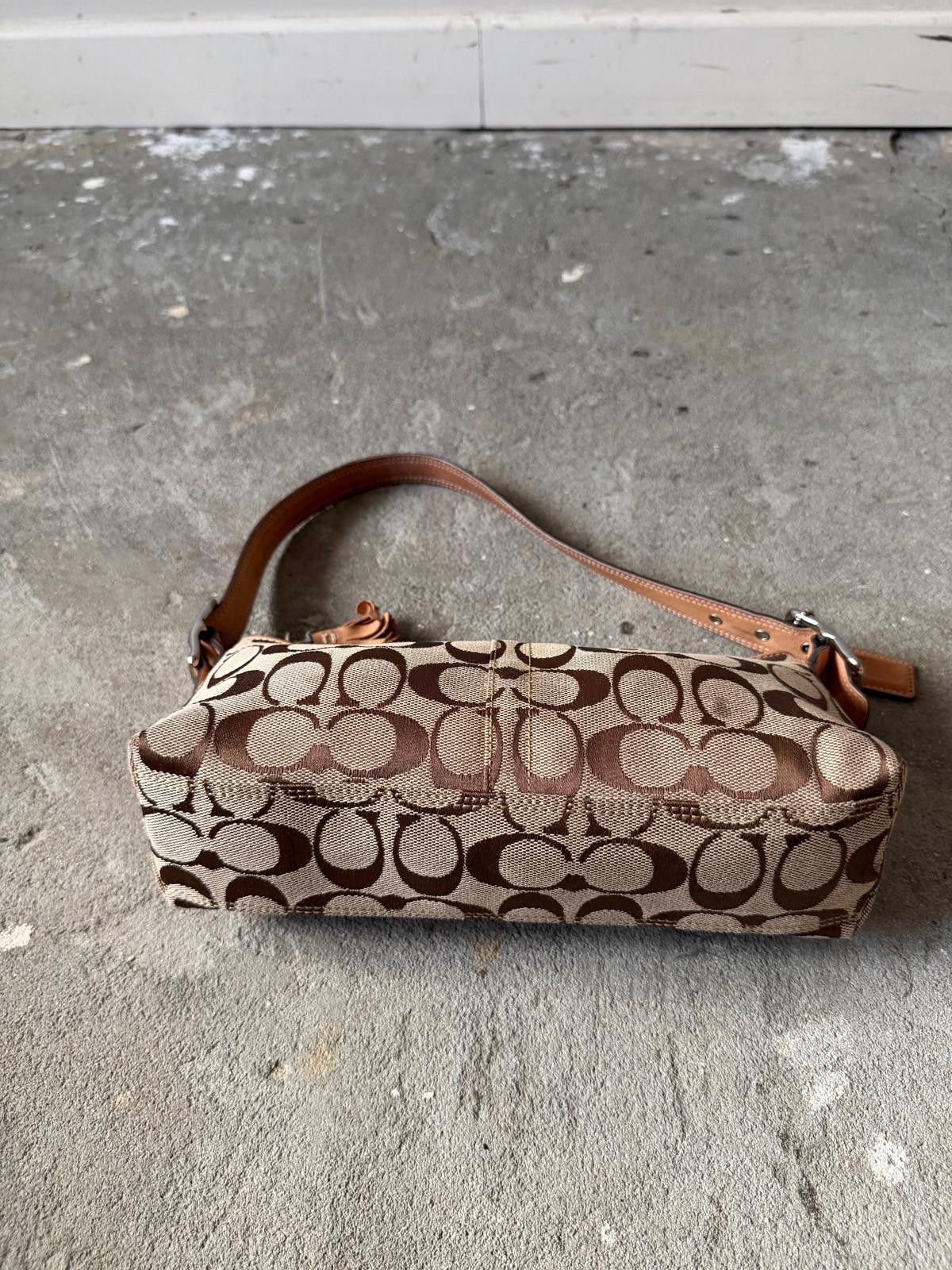 Coach Coach Signature Hampton Baguette Shoulder Bag Tan Size ONE SIZE - 8 Thumbnail