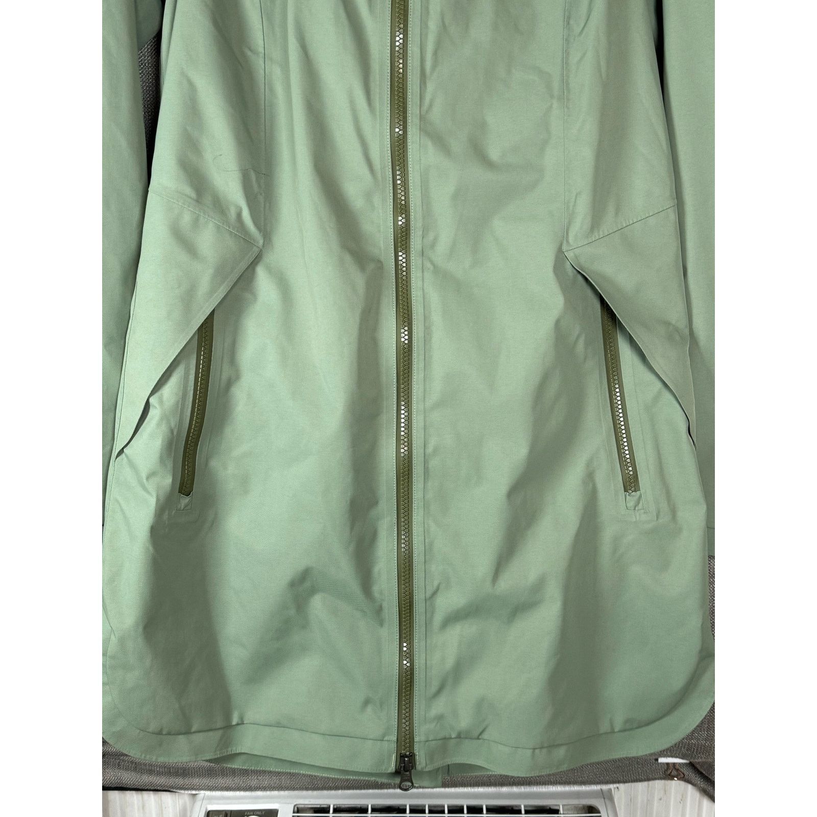 Lululemon Lululemon Women’s Definitely Raining Jacket Desert Olive Size M / US 6-8 / IT 42-44 - 8 Thumbnail